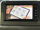 停車中にTV番組を楽しめる機能付き。休憩時間などにリラックスできる、便利な装備です。様々なコンテンツで車内時間を充実。