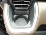 カップホルダーは運転席や助手席からちょうど手の届く位置です!!
