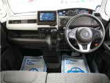 運転にかかわる様々な操作を安全に行えるように視点移動が少なく、操作性に配慮されたスイッチ類が凝縮されたコクピットです。