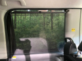 【ロールシェード】日差しや車外からの光が眩しいときにサッと引き出して使える、ロール格納タイプのサンシェードを装備。後席に乗ったお子様がウトウトしだした時など、ぜひご活用ください♪
