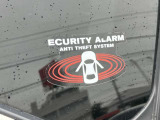 セキュリティアラーム、ドアのこじ開けで車両ホーンとハザードランプ点灯で周囲に異常を知らせます。