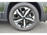 17インチアロイホイールはポリッシュアロイとブラックの2トーン[AORAKI] 。タイヤサイズは215/60 R17。特に目立つ傷等はございません。