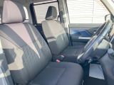 運転席まわりには十分なスペースがあり、大柄な方でもゆったり運転していただける環境です。