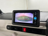 バックカメラがしっかり映るので、後ろが見やすく安心して駐車できます。お子さまの送り迎えや買い物でも心強いポイントです。