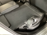 リアシートは簡単に倒すことができるので、ラゲッジルームも広がります。