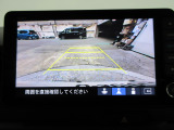 バックカメラの画像です。ガイドラインがスムースな車庫入れをサポートいたします。車庫入れの安心感がアップしますね。