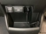 アクセサリーソケットはUSBのアダプターなどをつければ、スマホの充電にも使えます。横にはナビゲーション用の外部入力可能なビデオ端子がついており、周辺には物が置けるボックスがついています。