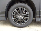 純正なので車に似合うデザインになっていますね。スタッドレスタイヤもご相談下さい。