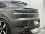 オプション:シートヒーター(フロント及び リア)、リアシート用サイド エアバッグ、22インチ Exclusive Design Sport ホイール(ハイグロス ブラック塗装)
