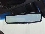 デジタルインナーミラー付き。後方視野角が広く、後席に同乗者がいても後方を確認しやすく安心です。