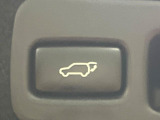 【パワーバックドア】スマートキーや運転席のボタンを押すだけでリアゲートが自動で開閉します!荷物を持っている時や、高い位置にあるバックドアを閉める際に便利な機能です♪