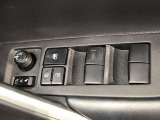 パワーウィンドのスイッチです。運転席に座りながら、助手席や後席の窓を開け閉めできるので大変便利ですよ。
