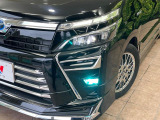 【LEDヘッドライト】悪天候や夜間走行時も良好な視界を確保し安心して運転できる高輝度LEDヘッドライトを装備!点灯速度が早く、消費電力も抑えられています。