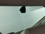 後方にもドライブレコーダーのカメラが付いています。前後両方でお車の周りを監視・記録いたします。