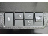 コーナーセンサーを車の前後に装備。障害物までの距離に応じて警告音を変えてお知らせ。縦列駐車時や駐車場・車庫などでの取り回しをサポートします。詳細は販売店スタッフまでおたずねください。