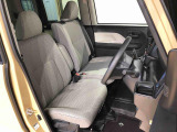 運転席の座面高さを調整できるシートリフターが付いています。フロントシートはベンチシートを採用で、座面も広く使い勝手もいいですよ♪