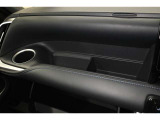 インパネテーブル装備!車内での小物などを一時的に置くとき利用できます。ドリンクホルダー装備! 美味しい飲み物 飲みながら 快適なドライブいかがですか♪