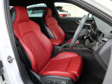 Audi車はどの車種も全てレザーハンドルです。そこにはAudiのこだわりがあり質感の高いレザーでしっかりと手に馴染み、高級感を演出します。