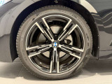 BMWの純正アロイホイールは軽量かつ強度にも優れているホイールで走行性能を引き上げる設計になっております。足元にもBMWは妥協がなくこだわっている個所になります。