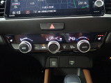 運転席からも手が届きやすく、操作しやすい空調コントロールパネル。オートエアコンなので操作の煩わしさが無くオールシーズン快適にドライブできます。快適空間で運転に集中できますね。