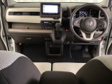 車内は光触媒抗菌消臭施工済です。スタイリッシュなデザインで暖かみのあるインパネ周りを演出します。グローブボックスやカップホルダーのほかにトレーなどたくさんの収納スペースが装備されています。