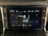 エアコン空調パネルはタッチパネル式のディスプレイを装備。物理スイッチも残っていますので操作性はグッド。