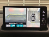 マルチビューカメラシステム搭載車です。お車の周囲を全方位でカバーします。後方・前方・両脇と、コンディションが悪い視界でもカラーモニターに映し出した映像がドライバーをサポートします。