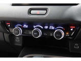 運転席と助手席の温度設定の変更が可能な左右独立タイプのデュアルエアコンです♪♪♪暑がりな人・寒がりな人も誰もが車内を快適にお過ごしいただけます♪♪♪