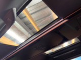 【ガラスルーフ】ガラスルーフ搭載で車内の解放感が一気にアップ!開放的なドライブをお楽しみいただけます。