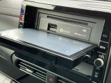 写真の場所にCD/DVDを挿入し、再生することができます。また、SDカードを使ってのCD録音も可能です!好きな音楽を聴きながら日々の疲れを癒し、家族で思い出に残るドライブを♪