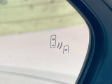 【ブラインドスポットモニター】走行中、ドアミラーの死角になりやすい箇所に後続車が接近するとサイドミラーのレンズに警告を表示!ドライバーに注意喚起をしてくれます。