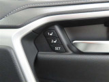 運転席は二人分のシートポジションを記憶します。