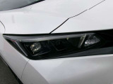 LEDヘッドランプ。夜間ドライブ安心。ハイビームアシスト。ヘッドランプのハイビームとロービームを自動切り替え。常に良好な前方視界の維持をサポート。