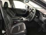 高いホールド性で運転姿勢が安定します。長距離ドライブでも疲れにくいのが魅力です。快適なドライビングライフをお送りください♪