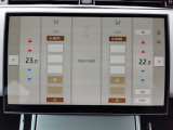 エアコンはデュアルオートを採用しており、運転席・助手席でそれぞれ調整が可能です。