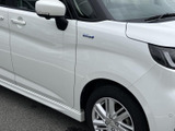 広々とした室内空間。運転席からの視界も広く、快適なドライブをサポートします。使いやすい配置も魅力です。