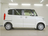 リアには左右スライドドアを採用。狭い駐車場でも開閉しやすく、強風の日でもドアが煽られにくくなっております。小さなお子さまやご年配の方も安心して乗り降りできます。