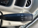 操作しやすい位置に配置されたウインカーレバー。スムーズな操作で、安全な車線変更をサポートします。