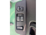 運転席ドアのパワーウィンドウスイッチと電動ドアミラーのスイッチです。