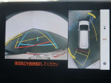 パノラミックビューモニター付きです。車両を上から見た様な映像を画面に表示。運転席からの目視だけでは見にくい、車両周辺の状況をリアルタイムでしっかり確認出来ます。
