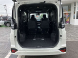 【荷室】サードシートを左右に跳ね上げれば、さらに広くご使用することが出来ます。