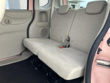 広々とした2列目シートは、ゆったりとくつろげる空間。長距離移動でも疲れにくく、快適なドライブを楽しめます。