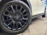 ●16インチアルミホイール:輸入車ならではの卓越した走りを支えるホイールと足回りです!日本車の走りに慣れている方にもぜひ体感して頂きたいほど、高いレベルでまとまっています!
