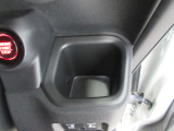 運転席右側の手の届きやすい位置にもドリンクホルダーがあります。