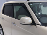 電動格納ミラーになっておりますので、車内からミラーの角度の調節、開いたり・格納ができて便利です♪