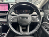 操作性の良いハンドルで運転中のストレスも軽減されます。