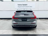 縦へと伸びるLEDテールランプが、V60のワイドで安定感のあるリアスタイルを演出いたします。