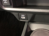 【充電用USBポート】スマホなどの充電に便利なUSBポートがついています!