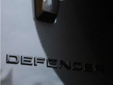 無骨さの中に、上品さを感じさせるカルパチアングレイ。DEFENDERらしい存在感を、より印象的に引き立てるカラーです。