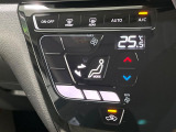 【オートエアコン】一度お好みの温度に設定すれば、車内の温度を検知し風量や温度を自動で調整。暑い&hellip;寒い&hellip;と何度もスイッチ操作をする必要はありません。快適な車内空間には必須の機能ですね♪